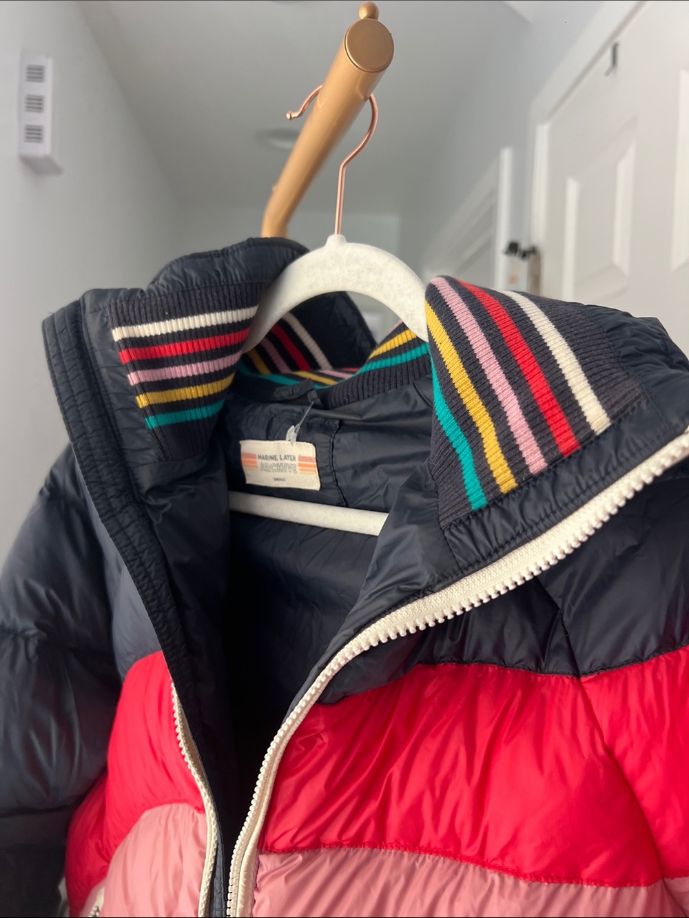 Marine Layer Archive Apres Puffer Jacket in Navy Rainbow Wave Small - Picture 8 of 10